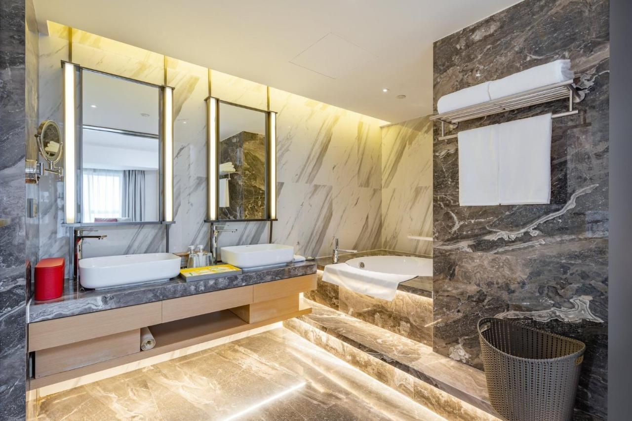 Holiday Inn Shanghai Huaxia By Ihg - Overlooking City Scenery At Sky View Restaurant エクステリア 写真