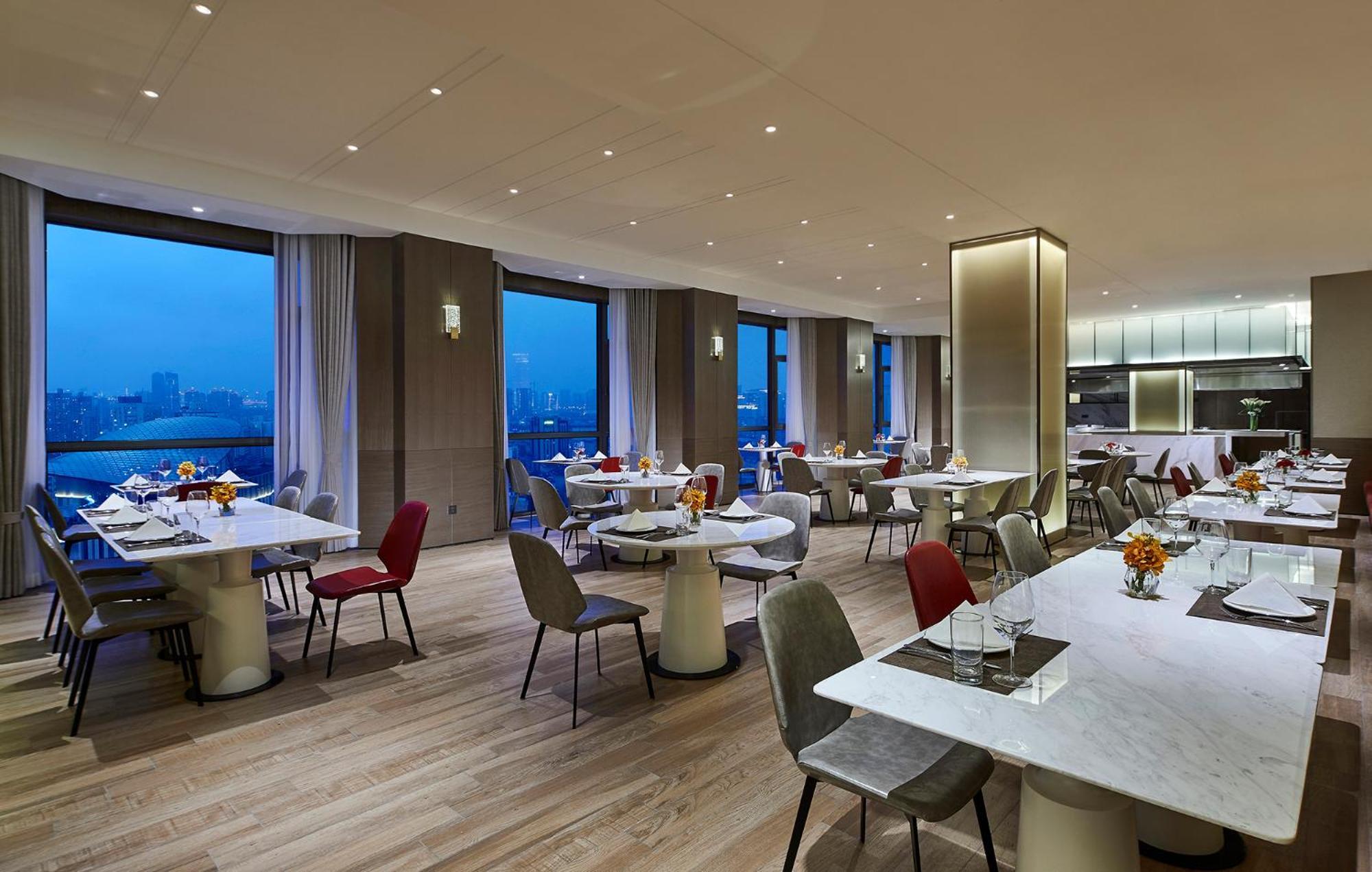Holiday Inn Shanghai Huaxia By Ihg - Overlooking City Scenery At Sky View Restaurant エクステリア 写真