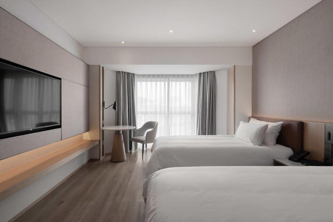 Holiday Inn Shanghai Huaxia By Ihg - Overlooking City Scenery At Sky View Restaurant エクステリア 写真