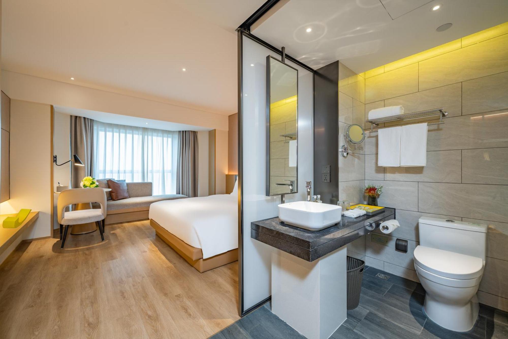Holiday Inn Shanghai Huaxia By Ihg - Overlooking City Scenery At Sky View Restaurant エクステリア 写真